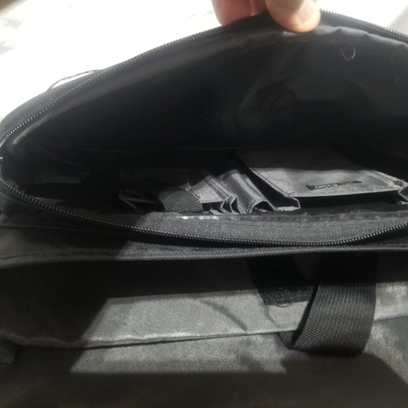 Solo Carrying Case Briefcase for 16" Notebook -Black Used/ Like New - Picture 15 of 16